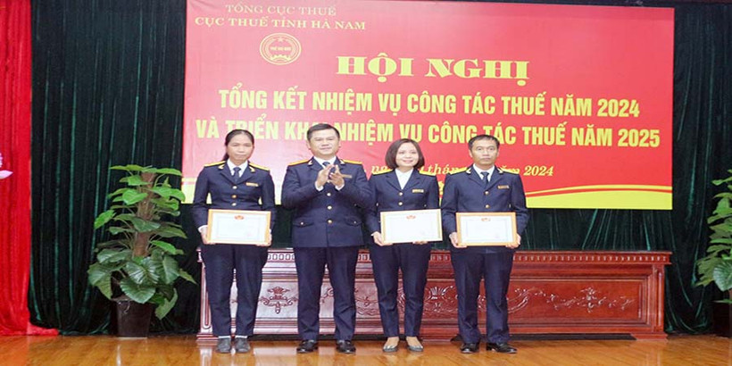 Lãnh đạo Tổng Cục Thuế trao tặng Danh hiệu Tập thể lao động xuất sắc cho các đơn vị.