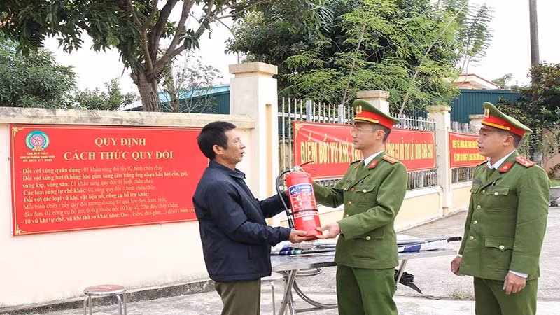 Công an phường Thanh Tuyền, thành phố Phủ Lý đổi vũ khí lấy bình chữa cháy do người dân giao nộp.