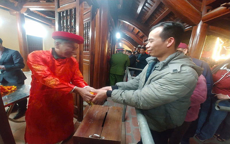 Du khách và nhân dân vui mừng được nhận lương tại các điểm phát lương tại đền Trần Thương.