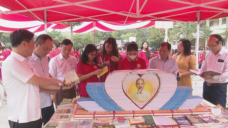  Hoạt động xếp sách nghệ thuật; trưng bày sách tại ngày hội sách.