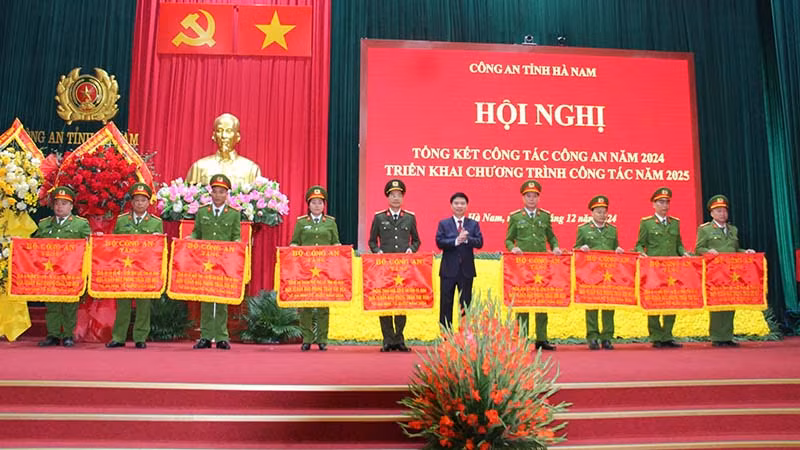 Đồng chí Chủ tịch UBND tỉnh tặng Cờ thi đua của Bộ Công an cho các tập thể, cá nhân xuất sắc trong thực hiện nhiệm vụ năm 2024.