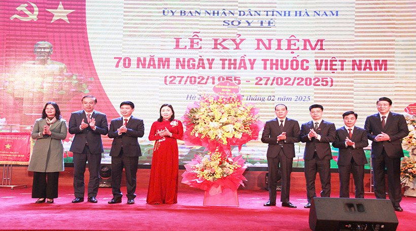 Các đồng chí lãnh đạo tỉnh Hà Nam tặng lẵng hoa chúc mừng cán bộ, nhân viên ngành y tế nhân dịp kỷ niệm 70 năm Ngày Thầy thuốc Việt Nam.