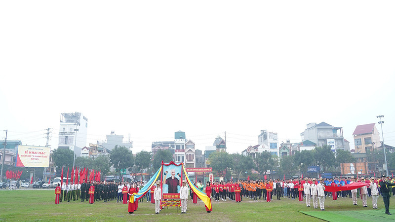 Các đại biểu và các vận động viên dự khai mạc Đại hội khỏe ''Vì an ninh Tổ quốc".