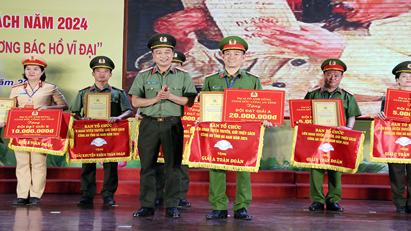  Giám đốc Công an tỉnh trao giải A toàn đoàn cho đội Khối Cảnh sát quản lý hành chính về Trật tự xã hội.