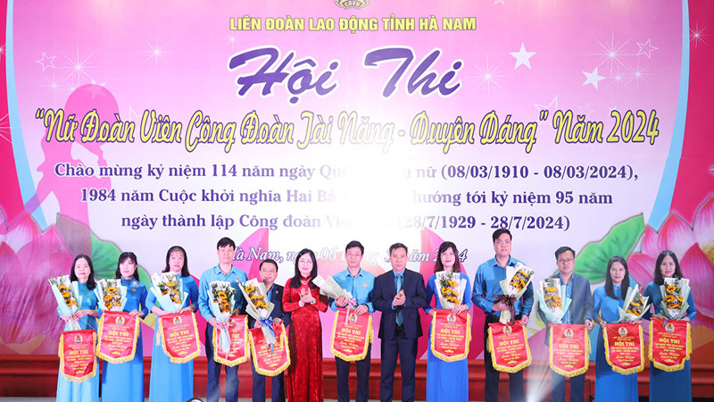 Lãnh đạo Liên đoàn Lao động tỉnh Hà Nam tặng hoa và cờ lưu niệm cho các đơn vị tham dự hội thi.