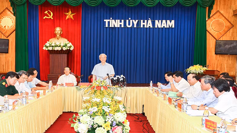 Tổng Bí thư Nguyễn Phú Trọng làm việc với Ban Thường vụ Tỉnh ủy Hà Nam năm 2014. (Ảnh: THẾ TUÂN)