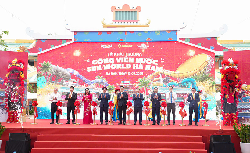 Đồng chí Phó Thủ tướng Chính phủ cùng lãnh đạo tỉnh Hà Nam và Tập đoàn Sun Group cắt băng khai trương Công viên nước Sun World Hà Nam.