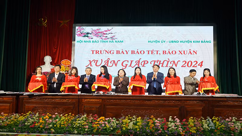 Các đại biểu cắt băng khai mạc Hội báo Xuân Giáp Thìn 2024.