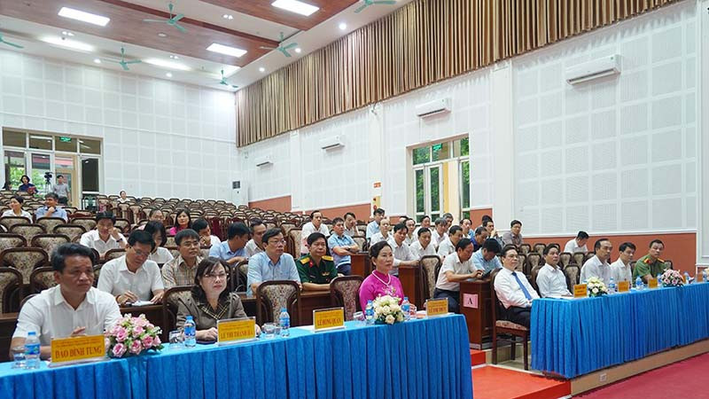  Các đại biểu dự lễ khai giảng.