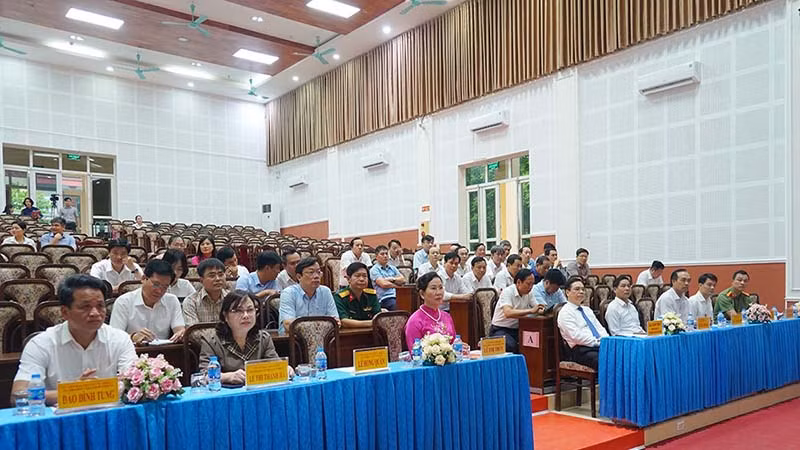  Các đại biểu dự lễ khai giảng.