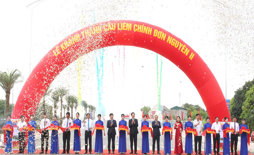 Các đại biểu thực hiện nghi thức cắt băng khánh thành cầu Liêm Chính nguyên đơn II.