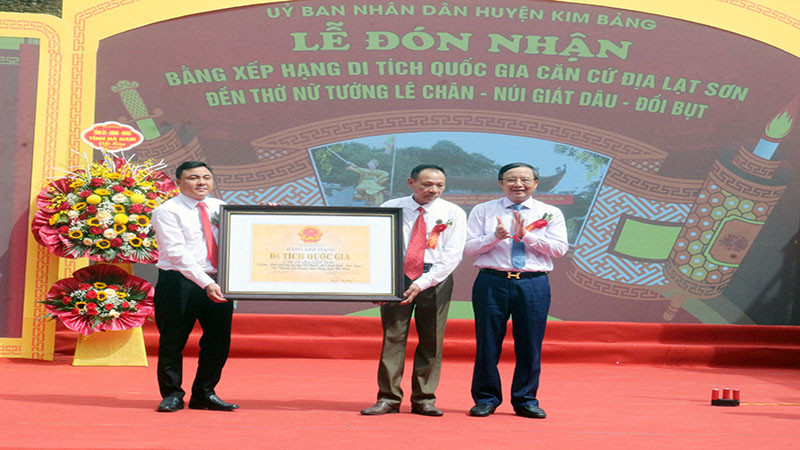 Thừa ủy quyền của Bộ trưởng Văn hóa, Thể thao và Du lịch, đồng chí Nguyễn Đức Vượng, Phó Chủ tịch UBND tỉnh Hà Nam trao Bằng xếp hạng Di tích quốc gia Căn cứ địa Lạt Sơn cho cán bộ, nhân dân huyện Kim Bảng.