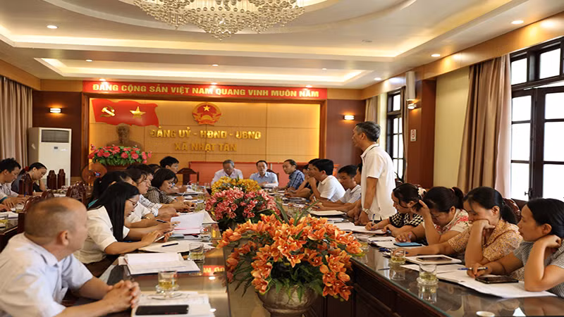 Kỳ họp Đảng ủy mở rộng xã Nhật Tân, huyện Kim Bảng bàn về việc thực hiện sắp xếp đơn vị hành chính. 