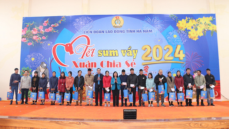 Đồng chí, Trưởng Ban Dân vận Trung ương và đồng chí Chủ tịch Tổng Liên đoàn Lao động Việt Nam tặng quà công nhân người lao động tỉnh Hà Nam.