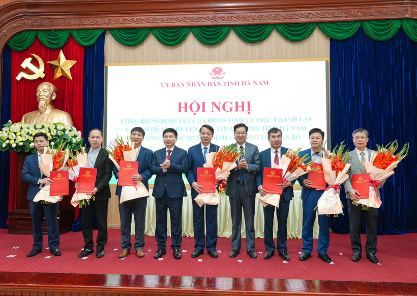 Đồng chí Chủ tịch Ủy ban nhân dân tỉnh và đồng chí Phó Chủ tịch Hội đồng nhân dân tỉnh trao quyết định, tặng hoa chúc mừng Ban Giám đốc Sở Nông nghiệp và Môi trường.