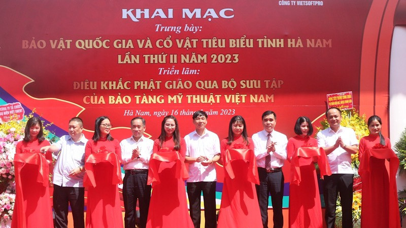 Các đại biểu cắt băng khai mạc trưng bày, triển lãm.