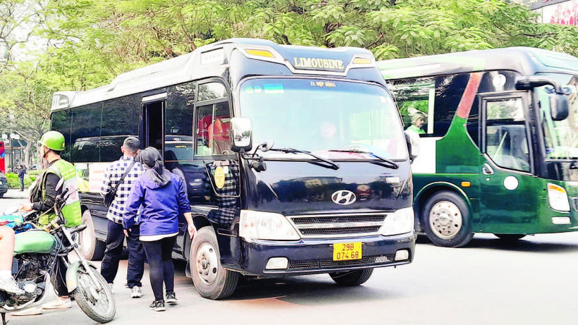 Khu vực Nhà hát Lớn trở thành điểm trung chuyển du khách, gây mất trật tự an toàn giao thông.