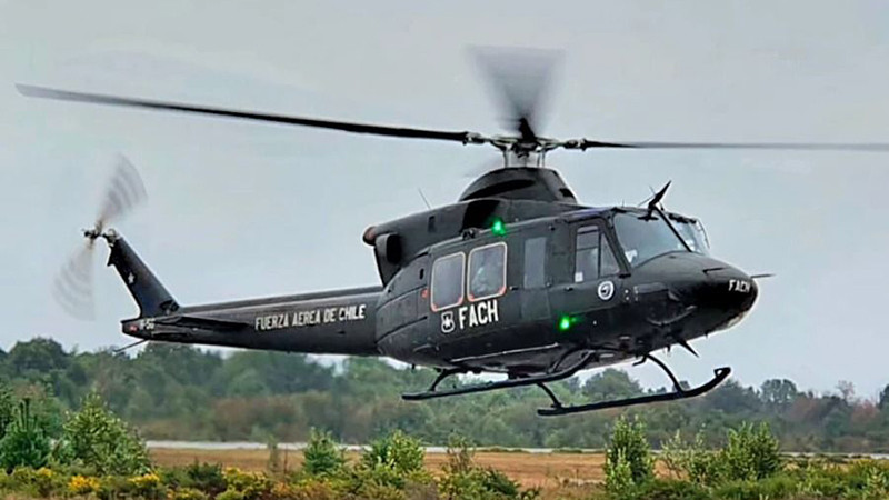 Chiếc trực thăng quân sự Bell-412 đang thực hiện nhiệm vụ của Lực lượng Không quân Chile. (Ảnh: MercoPress)