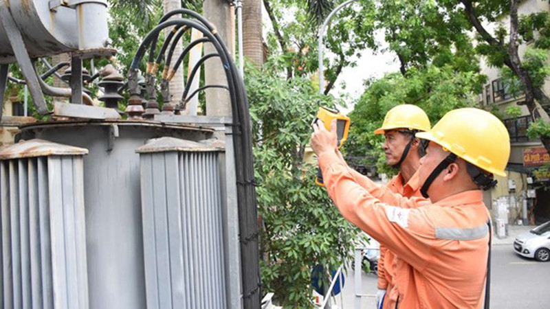 Nhân viên EVN kiểm tra vận hành thiết bị điện. 