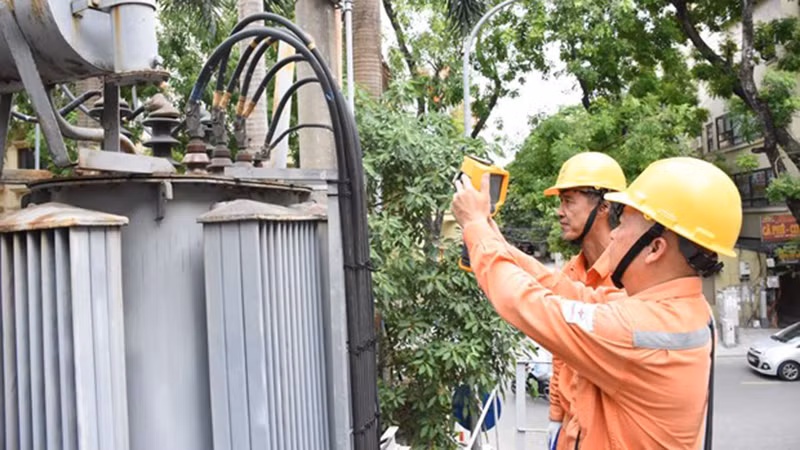 Nhân viên EVN kiểm tra vận hành thiết bị điện. 