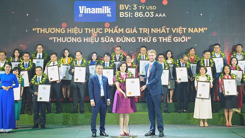 Bà Bùi Thị Hương, Giám đốc Điều hành, đại diện Vinamilk đón nhận các chứng nhận từ Brand Finance. (Ảnh: Mibrand)