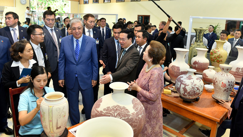 Chủ tịch nước Võ Văn Thưởng và Tổng thống Cộng hòa Kazakhstan Kassym-Jomart Tokayev thăm xưởng sản xuất gốm Chu Đậu tại xã Thái Tân, huyện Nam Sách, tỉnh Hải Dương.