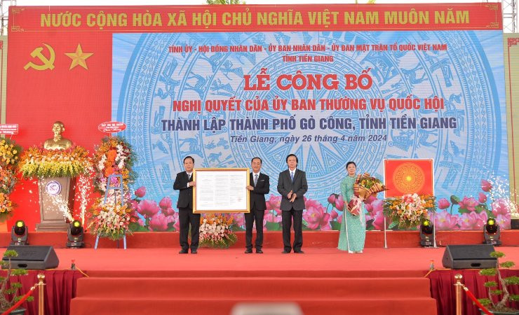 Đồng chí Nguyễn Văn Danh, Ủy viên Trung ương Đảng, Bí thư Tỉnh ủy, Trưởng Đoàn Đại biểu Quốc hội đơn vị tỉnh Tiền Giang trao Nghị quyết của Ủy ban Thường vụ Quốc hội cho lãnh đạo thành phố Gò Công. 