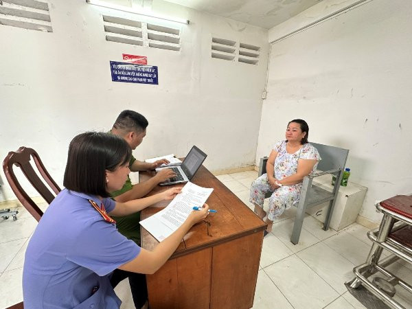 Đại điện cơ quan công an, Viện Kiểm sát huyện Châu Thành lấy lời khai bà Đầm.