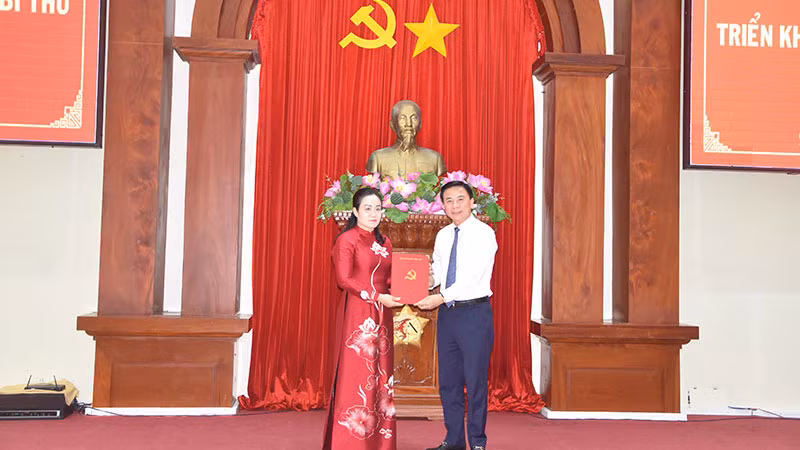 Đồng chí Đỗ Trọng Hưng trao quyết định của Ban Bí thư cho đồng chí Nguyễn Hải Trâm.