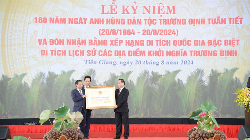 Trao Bằng xếp hạng Di tích quốc gia đặc biệt các địa điểm Khởi nghĩa Trương Định cho tỉnh Tiền Giang.