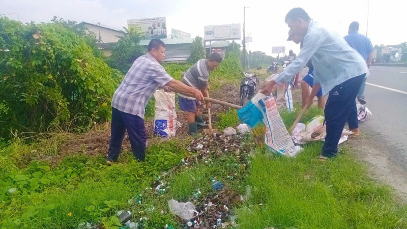 Nhân công thu gom vỏ chai bia bị bể để xử lý đúng nơi quy định.
