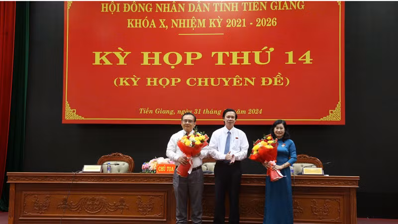 Đồng chí Châu Thị Mỹ Phương (bìa phải) là tân Chủ tịch Hội đồng nhân dân tỉnh Tiền Giang khóa 10, nhiệm kỳ 2021-2026.