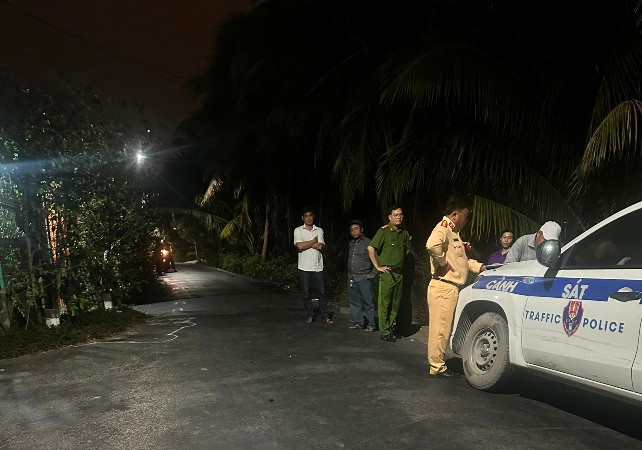 Công an huyện Chợ Gạo tiến hành lập biên bản vụ việc.