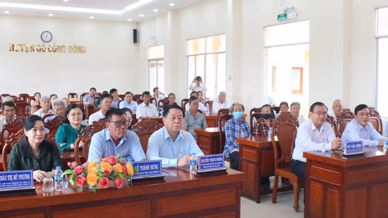 Đồng chí Nguyễn Trọng Nghĩa cùng đoàn công tác thăm và tặng quà gia đình chính sách tại Tiền Giang. (Ảnh: NGUYỄN SỰ)