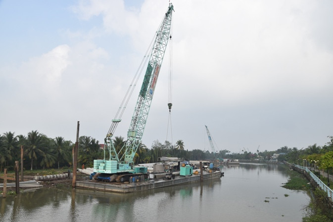 Đơn vị thi công đang tiến hành thi công dự án nhằm bảo đảm tiến độ.