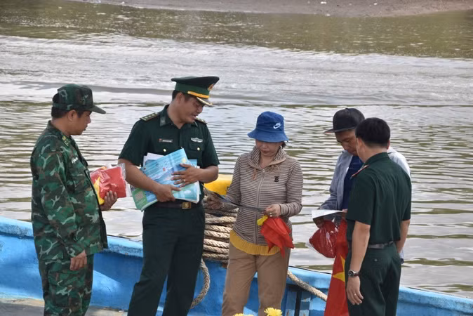 Bộ đội Biên phòng Tiền Giang tuyên truyền cho ngư dân các quy định của nhà nước về đánh bắt thủy sản trên biển.