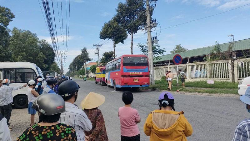 Lực lượng chức năng khám nghiệm hiện trường vụ tai nạn.