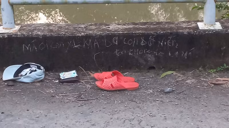 Cái nón, đôi dép và cái bóp cùng một số giấy tờ tùy thân của người thanh niên để lại tại hiện trường.