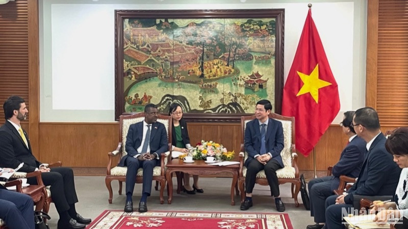 Thứ trưởng Hồ An Phong làm việc với Bộ trưởng Vince Henderson. 