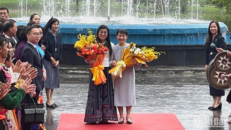 Phu nhân Lê Thị Bích Trân tiếp đón Phu nhân Ishiba Yoshiko tại Làng Văn hoá-Du lịch các dân tộc Việt Nam. 