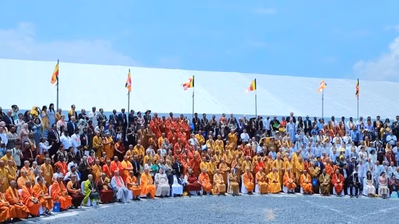 Các đại biểu tham dự Vesak 2025 chụp ảnh lưu niệm. (Ảnh: VESAK 2025)