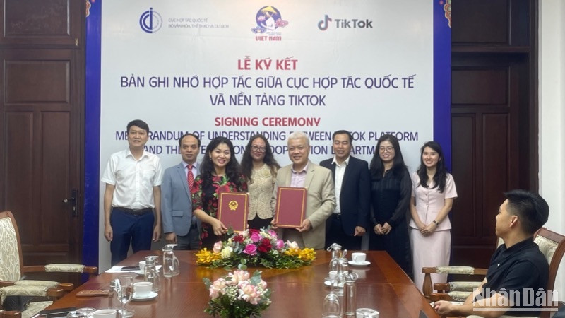 Quang cảnh lễ ký kết. 