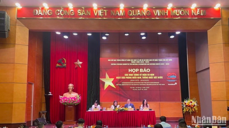 Quang cảnh buổi họp báo. 