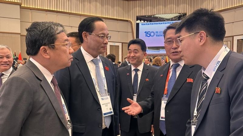 Phó Chủ tịch Quốc hội Trần Quang Phương gặp Phó Chủ tịch Hội nghị Nhân dân tối cao Triều Tiên. (Ảnh: VĂN CHÚC)