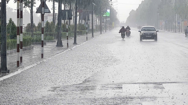 Mưa nặng hạt gây ngập một số tuyến đường nội ô thành phố Vị Thanh, Hậu Giang.