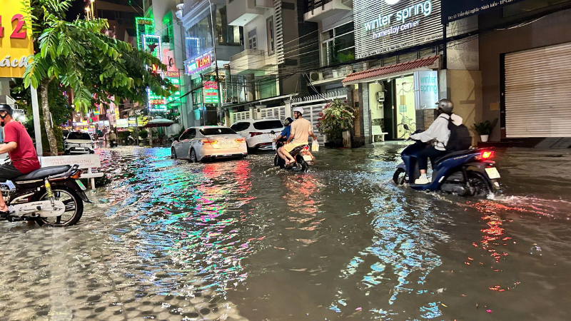 Nhiều tuyến đường ở quận Ninh Kiều chìm trong nước vào những ngày đầu tháng 4.