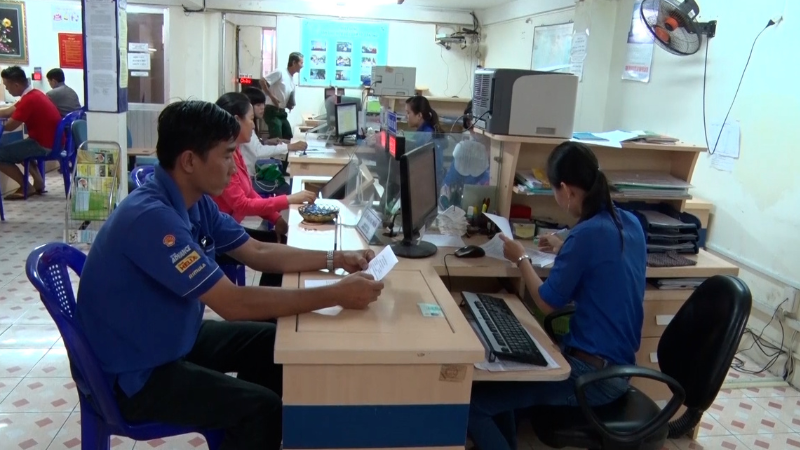 Người lao động tư vấn việc làm tại doanh nghiệp.
