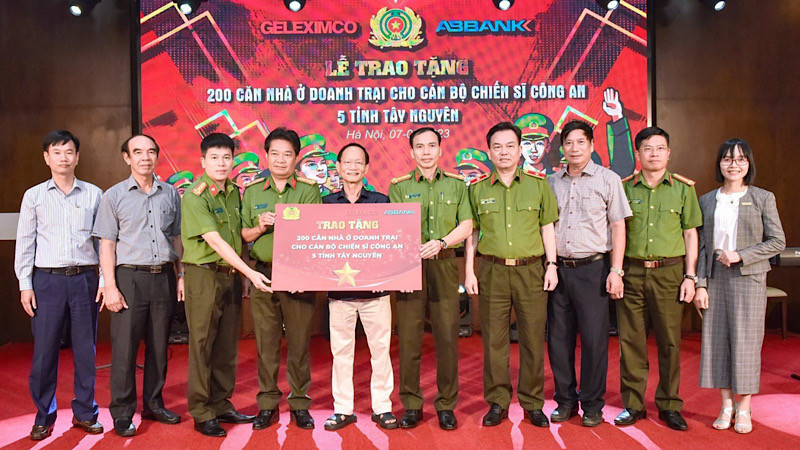 Tại buổi lễ trao tặng 200 căn nhà cho các chiến sĩ công an tại các xã, thị trấn khó khăn, chịu ảnh hưởng nặng nề của mưa bão và sạt lở đất.