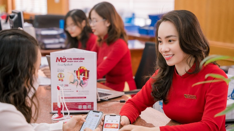 Nữ lao động Agribank không ngừng học hỏi, nâng cao trình độ chuyên môn.
