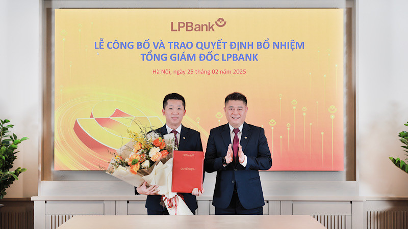 Ông Nguyễn Đức Thụy, Chủ tịch HĐQT LPBank (phải) trao quyết định bổ nhiệm cho ông Vũ Quốc Khánh, Tổng giám đốc LPBank (trái).